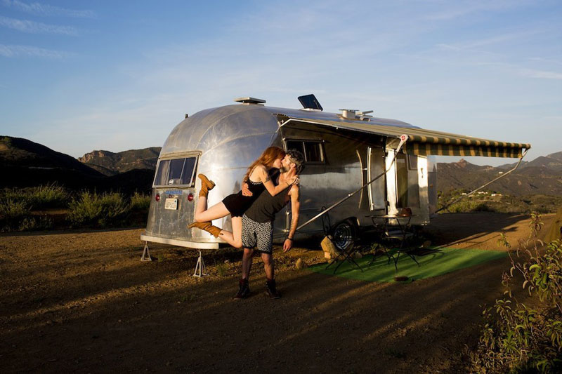 couple does same kiss embrace around the world (4)